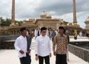 Pj Bupati Adriyanto Tunaikan Sholat Jum’at Perdana, di Masjid Wisata Religi