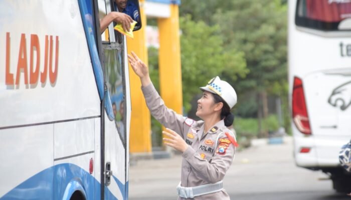 Menilik Aksi Simpatik Polisi di Pos Pelayanan Nataru Terminal Purabaya