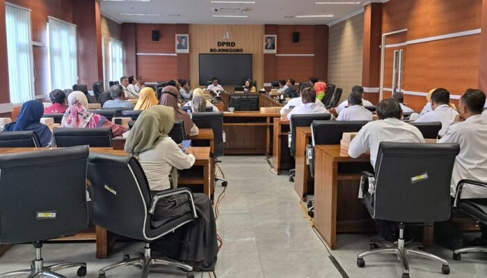 HEARING DPRD KABUPATEN BOJONEGORO KOMISI A DAN D TERKAIT WARGA KELURAHAN NGROWO