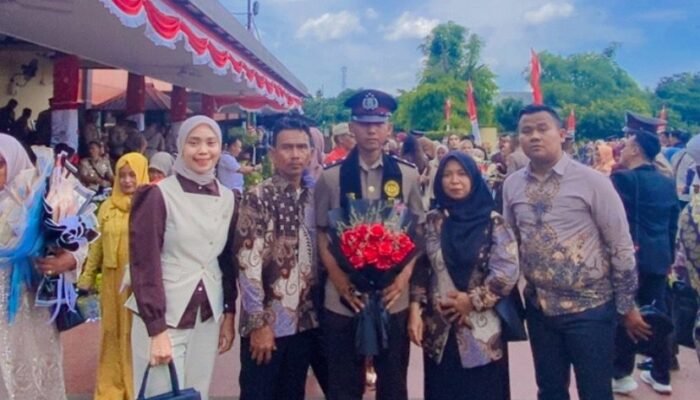 Buktikan Ekonomi Bukan Penghalang, Putra Pedagang Nasi Goreng Asal Kedungadem Resmi Kenakan Seragam Cokelat