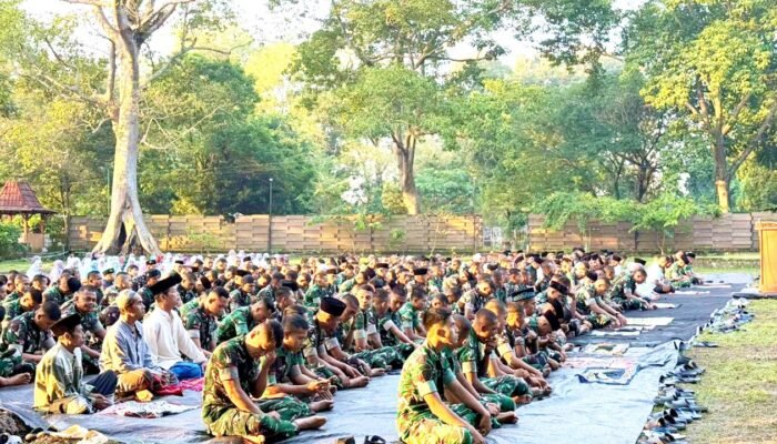 Sholat Idul Adha di Dander Bojonegoro Berlangsung Khidmat, Yonif TP 885 Belibis Putih dan Warga Perkuat Kebersamaan