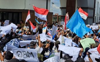 Gemuruh ‘Sound System’ dan Ribuan Massa Warnai Demo Kawal Program MBG di DPRD Bojonegoro
