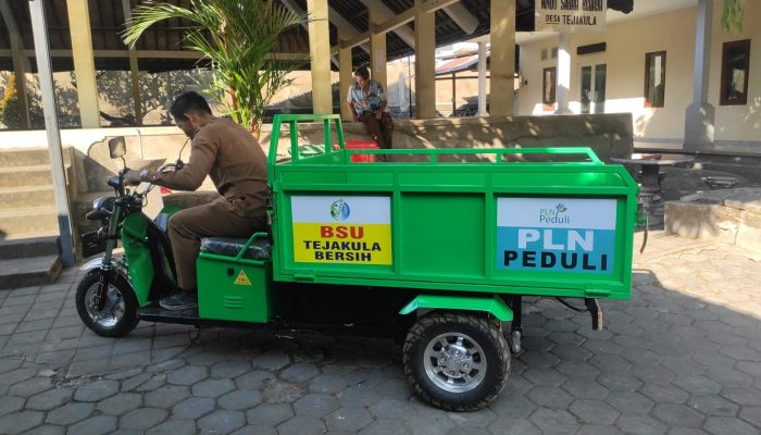 Momen Hari Pelanggan Nasional, PLN UIP JBTB Serahkan Bantuan Motor Pengangkut Sampah untuk Dorong Operasional TPS 3R Desa Tejakula Buleleng